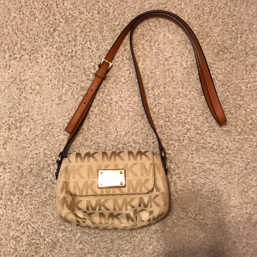 Micheal Kors cross body purse